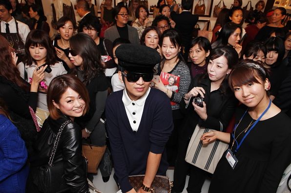 Bryanboy photographed with his fans at the Michael Store Omotesando store