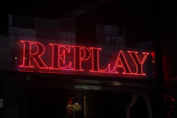 Replay jeans logo