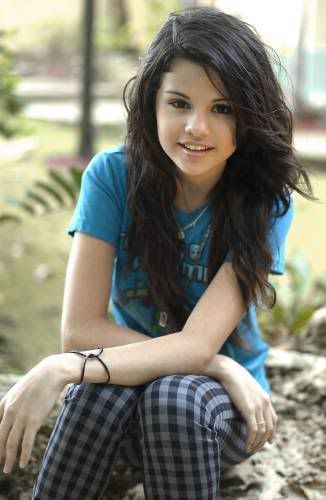 http://i307.photobucket.com/albums/nn299/arianne28_album/selena_gomez_1228276441.jpg