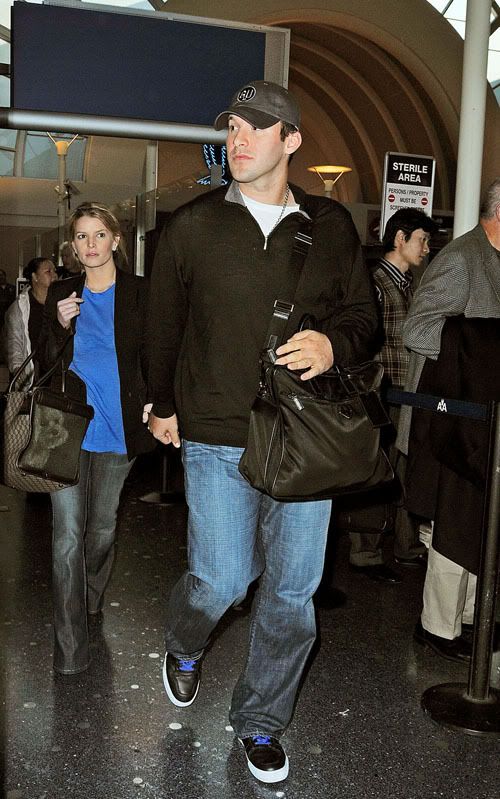 Tony Romo & Jessica Simpson Arrive At LAX.  Photo: Bauergriffen.com