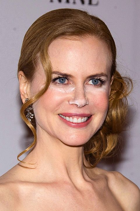 Nicole Kidman photos pic at Nine movie premiere. Cocaine or bad make up job?