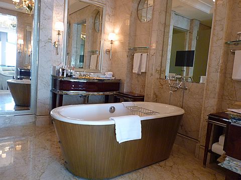 St. Regis Singapore Hotel bath tub